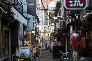 Tokyo, Japonya - 27 Kasım 2018: Japonya 'daki şehir caddesi manzarası 