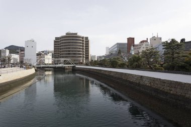 Japonya 'da gündüz vakti nehir olan Tokyo Köprüsü.