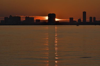 Denizin ve şehrin üzerinde güzel bir gün batımı... 