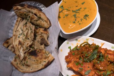 Çeşitli Asya yemekleri, kızarmış pirinç, haşlanmış et ve köri sosu. 