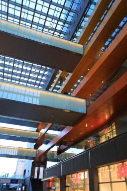 Modern alışveriş merkezinin içi. 