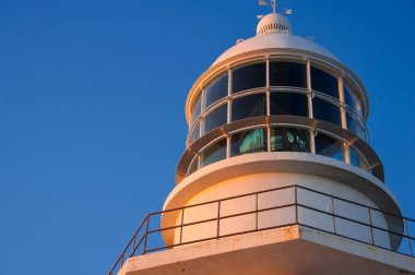 Gündüz vakti arka planda güzel bir deniz feneri