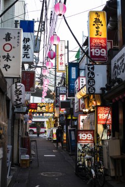 Tokyo, Japonya - 27 Kasım 2018: Japonya 'daki şehir caddesi manzarası 