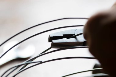 Penseyle teli kesen bir adama yaklaş.