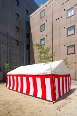 İnşaat alanında kırmızı ve beyaz çadır. Japonya 'da ev yapımı için temel atma töreni.
