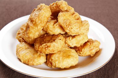 Tabakta kızarmış tavuk nugget.