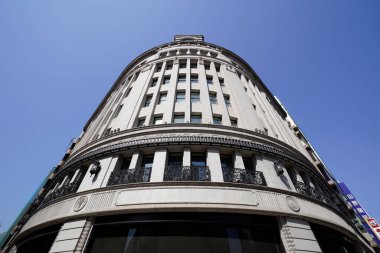 Japonya 'da bir mağaza perakendecisi olan ve Ginza Wako olarak bilinen Wako' nun inşaatı Japonya 'nın Tokyo şehrindeki Ginza alışveriş bölgesinin kalbinde yer almaktadır.