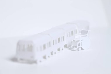 Beyaz arkaplanda izole edilmiş kağıt trenini kes