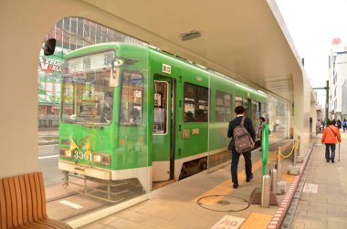 Tramvay şehrin caddesinde ilerliyor..
