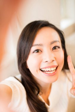 Evdeki güzel Asyalı kadının portresi.