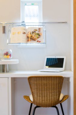 Beyaz iç mekanlı modern ev ofisinin içi