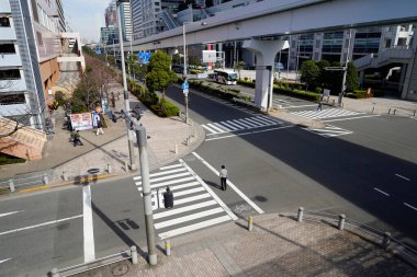 Japon modern mimarisinin yer aldığı gündüz şehir görüşü.