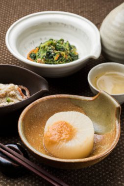 Japon geleneksel yemekleri, Furofuki daikon ve sake.