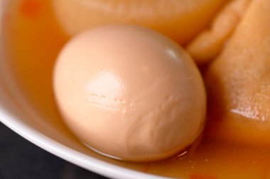 Tabakta haşlanmış yumurta, protein, sağlıklı yiyecek.