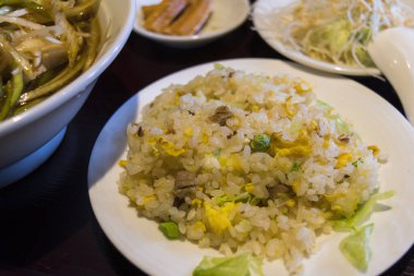 Domuz eti ve sebzeli kızarmış pirinç.