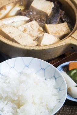 Tofu çorbası masada pilav ile servis edilir.