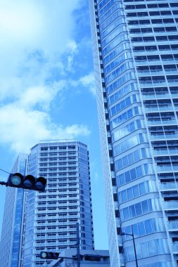 modern şehir mimarisi mavi gökyüzüne karşı, Tokyo, Japonya 