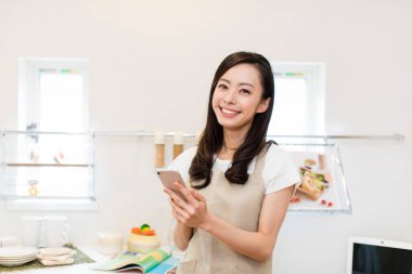 Evdeki güzel Asyalı kadının portresi.