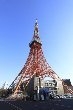 Tokyo Kulesi ve Japonya 'daki mavi gökyüzü