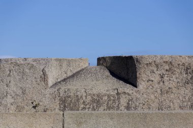 Mavi gökyüzüne karşı antik taş duvarın ayrıntıları