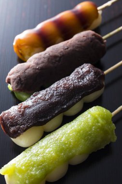 Dango, uruchi pirinç unu ve glutinous pirinç unuyla karıştırılmış pirinç unundan yapılan Japon tatlısı. Buharda pilavı pişirdikten sonra yapılan mochi yapma yönteminden farklıdır..