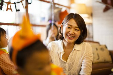 Genç Asyalı anne ve çocuklar Cadılar Bayramı 'nı kutluyor 