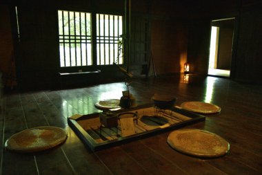 Geleneksel Çin evi, iç tasarım, bambu, ahşap masa.