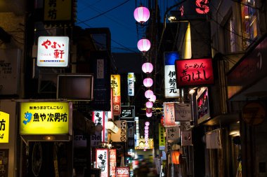 Kyoto 'daki geleneksel Japon caddesi manzarası
