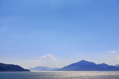 Deniz ve dağların manzarası