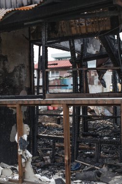 Japonya 'da yanmış bir evden geriye kalanlar. Yıkılmış bina