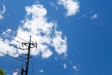 mavi gökyüzü ile yüksek voltaj kulesi