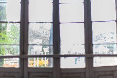 Büyük pencereli, mimari arka planlı eski evin dışı.
