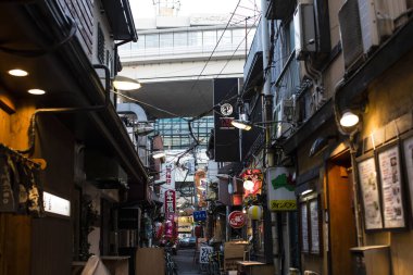 Tokyo, Japonya - 27 Kasım 2018: Japonya 'daki şehir caddesi manzarası 
