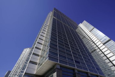 Modern şehir mimarisi, Tokyo, Japonya. Gökdelenler mavi gökyüzüne karşı güneşli bir günde 