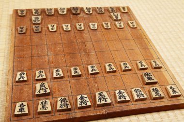 Arka planda tahtadan Japon satrancı, yakın plan.