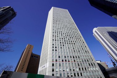 Modern şehir mimarisi, Tokyo, Japonya. Gökdelenler mavi gökyüzüne karşı güneşli bir günde 