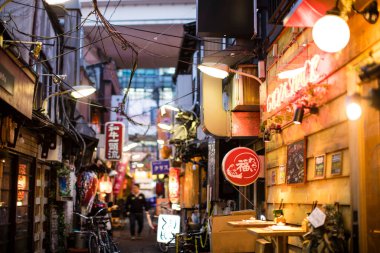 Kyoto 'daki geleneksel Japon caddesi manzarası