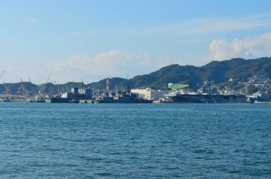 Modern Askeri Gemiler Gündüz Japon Limanı 'na park etti 