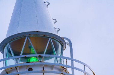 Gökyüzüne bakan beyaz deniz feneri manzarası