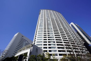 Modern şehir mimarisi, Tokyo, Japonya. Gökdelenler mavi gökyüzüne karşı güneşli bir günde 