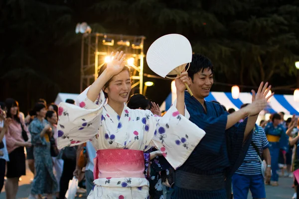 Jong Japans Paar Dragen Traditionele Kimono Dansen Avonds Park — Stockfoto