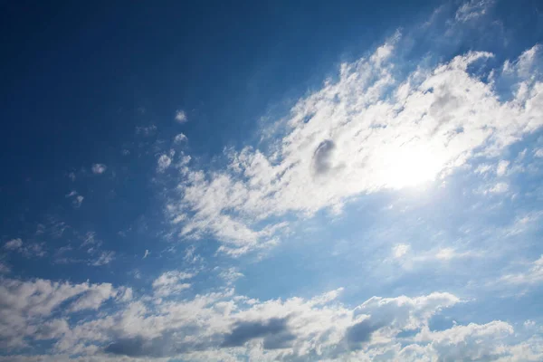 Vacker Himmel Med Moln Och Sol — Stockfoto