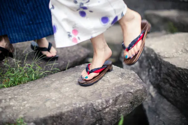 Sección Baja Joven Pareja Japonesa Que Usa Kimono Tradicional Parque —  Fotos de Stock