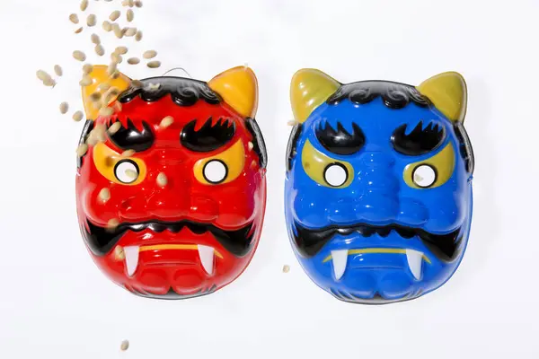 Rote Und Blaue Katzenmasken Aus Keramik — Stockfoto