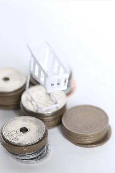 Model Miniatural Cărucior Grămadă Monede Fundal — Fotografie, imagine de stoc