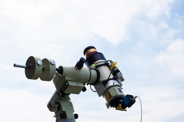 Nahaufnahme Eines Teleskops Das Tagsüber Blauen Bewölkten Himmel Beobachtet — Stockfoto