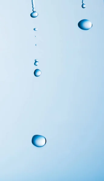 Σταγόνες Καθαρού Νερού Μπλε Φόντο — Φωτογραφία Αρχείου