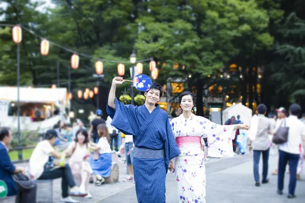 Jong Japans Paar Dragen Traditionele Kimono Wandelen Het Park — Stockfoto