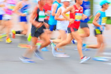 Bulanık maraton koşucuları şehirde koşuyor