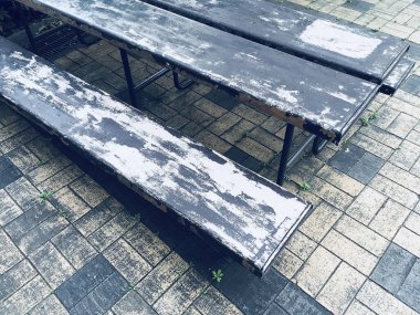 Eski ahşap bank ve masayı kapatın.